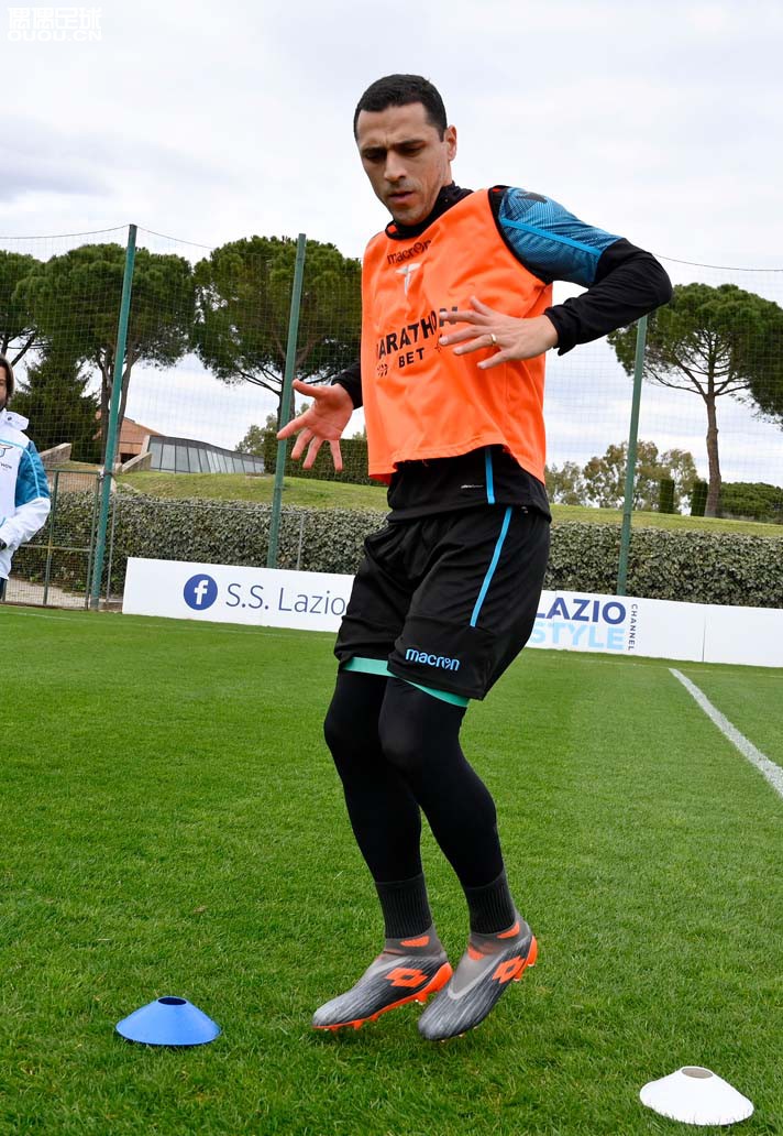 Ace Purecontrol的弟弟?罗穆洛训练中上脚全新Lotto无鞋带足球鞋