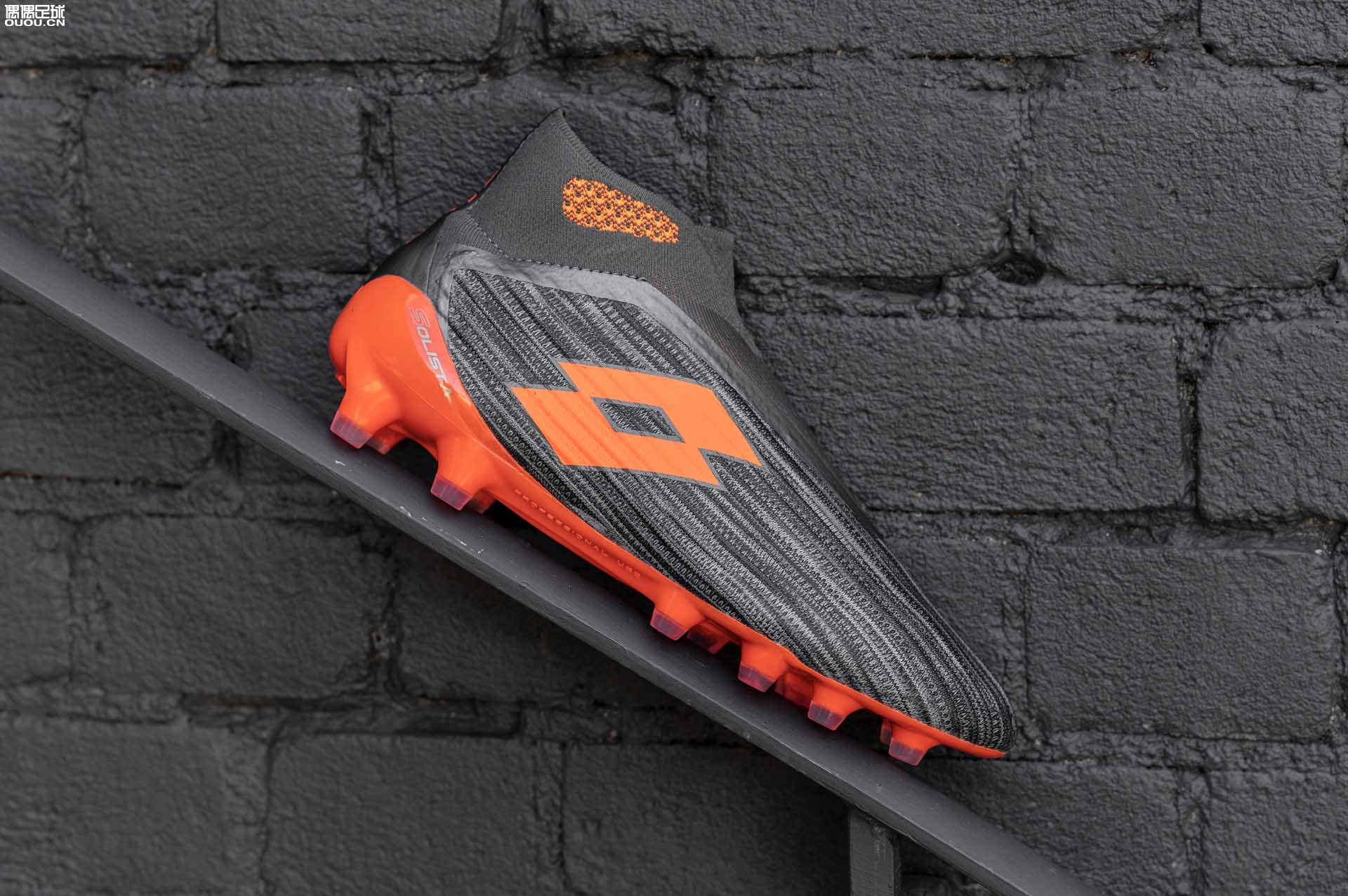 Lotto推出无鞋带Solista 100 III Gravity足球鞋