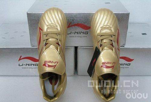 李宁铁系列二代足球鞋