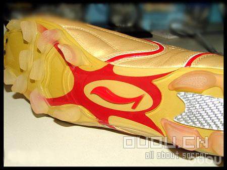 李宁足球鞋之铁系列足球鞋完整评测